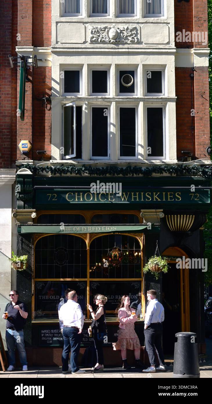 La gente si riunì e beveva fuori da un pub a Londra, in Inghilterra Foto Stock