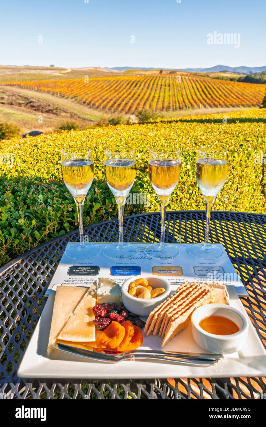 Abbinamento di formaggi e spuntini servito con un volo di degustazione di spumante al Domaine Carneros che si affaccia sui vigneti dell'AVA Los Carneros, Napa Valley, C. Foto Stock