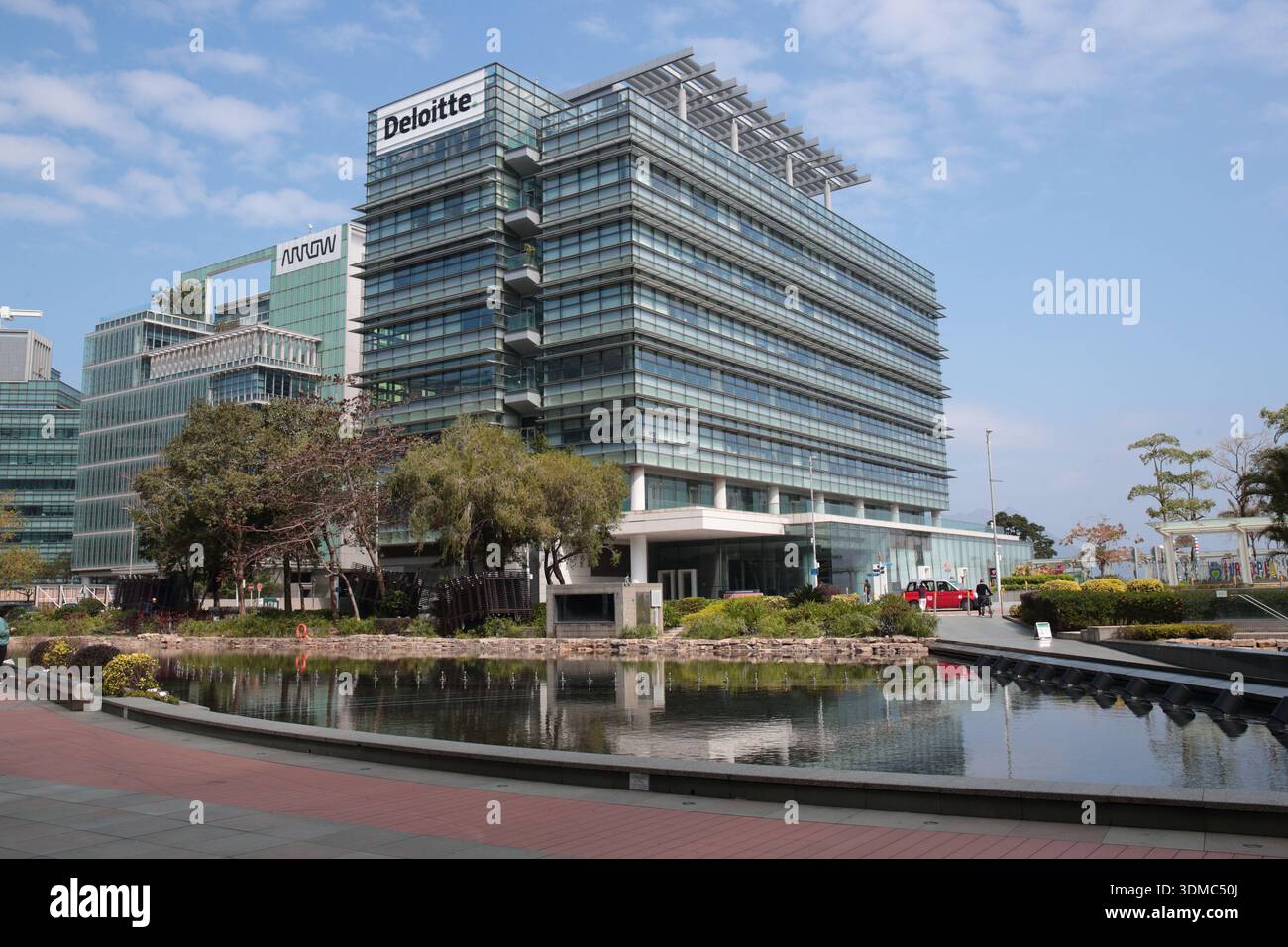 Vista degli edifici lungo la Science Park Road East, Hong Kong Science and Technology Park, Shatin, Hong Kong, Cina Foto Stock