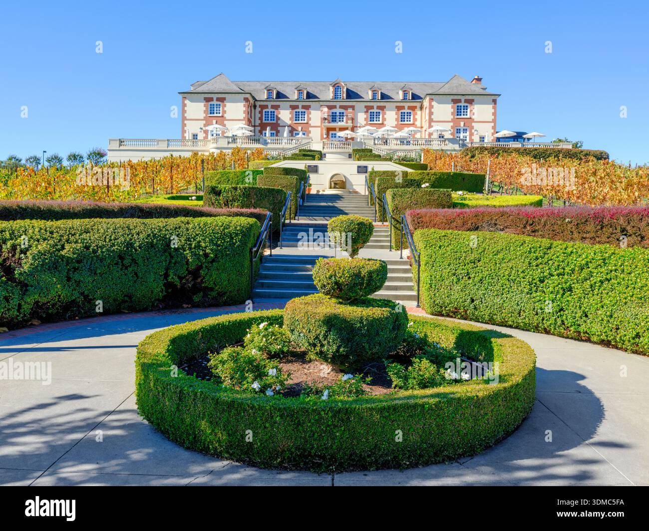 Le scale che conducono all'ingresso dell'azienda vinicola Domaine Carneros château sono illuminate dalla calda luce del mattino, Napa Valley, California, USA. Foto Stock