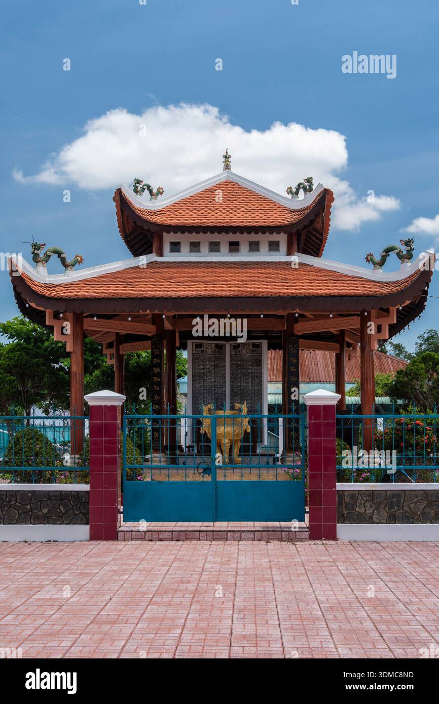 Ap Bac, Vietnam. Una pagoda o una casa stele tradizionale (Nhà bia) al memoriale della battaglia del 1963 durante la guerra del Vietnam. Foto Stock