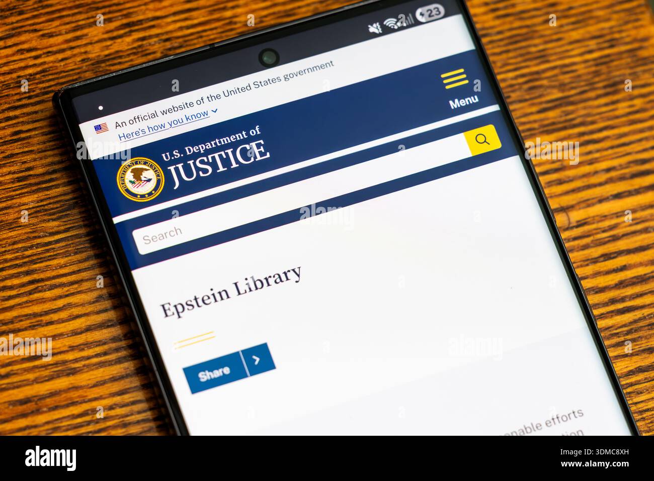 Schermo cellulare con la biblioteca Epstein aperta sul sito web del Dipartimento di giustizia degli Stati Uniti a Balykchy, Kirghizistan - 2 febbraio 2026 Foto Stock