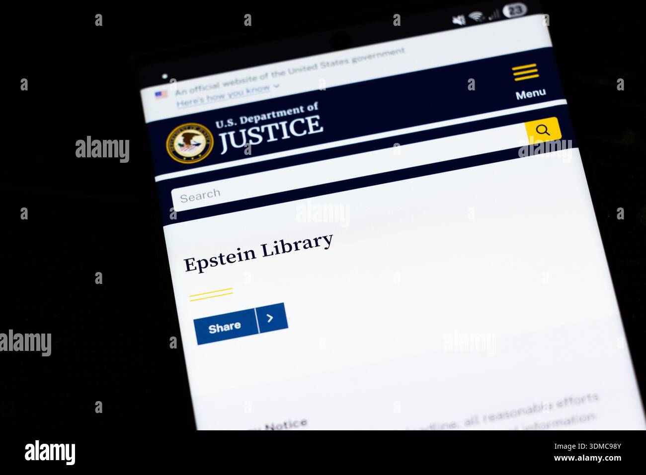 Schermo cellulare con la biblioteca Epstein aperta sul sito web del Dipartimento di giustizia degli Stati Uniti a Balykchy, Kirghizistan - 2 febbraio 2026 Foto Stock
