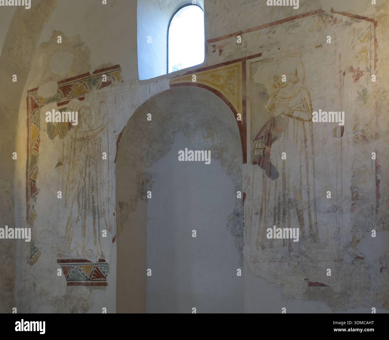 Interno del Battistero della Basilica di Aquileia (Battistero di Aquileia), Italia. Antico fonte battesimale esagonale e colonne in pietra. Foto Stock
