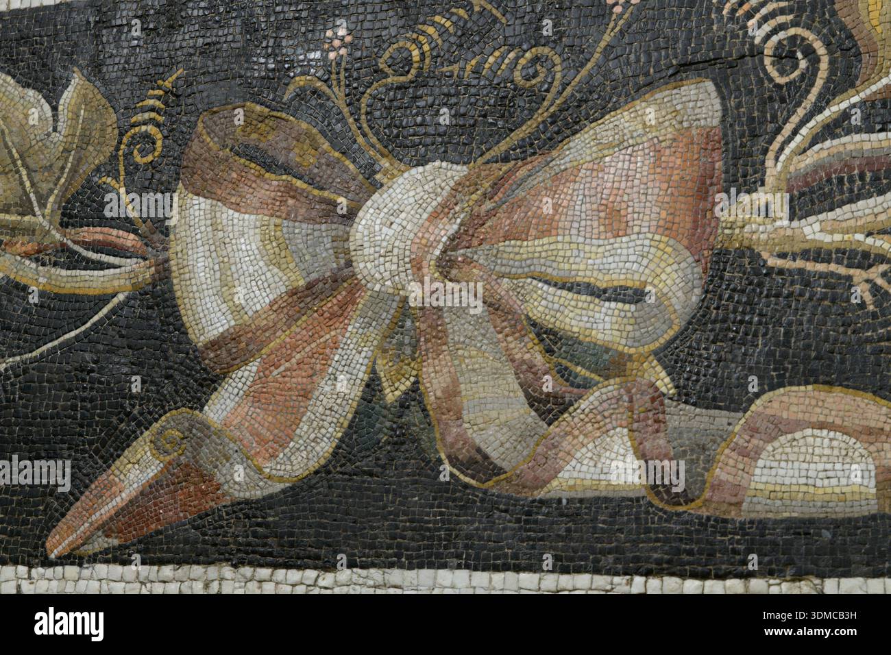 Dettaglio mosaico romano di nastro annodato e foglie di vite, i secolo a.C. Museo Archeologico Nazionale di Aquileia, Italia. Foto Stock