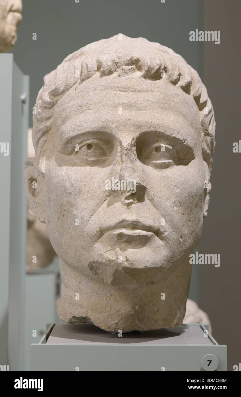 Antico ritratto romano di pietra calcarea testa di un uomo, risalente alla seconda metà del i secolo a.C. Scultura repubblicana in stile veristico con naso danneggiato Foto Stock