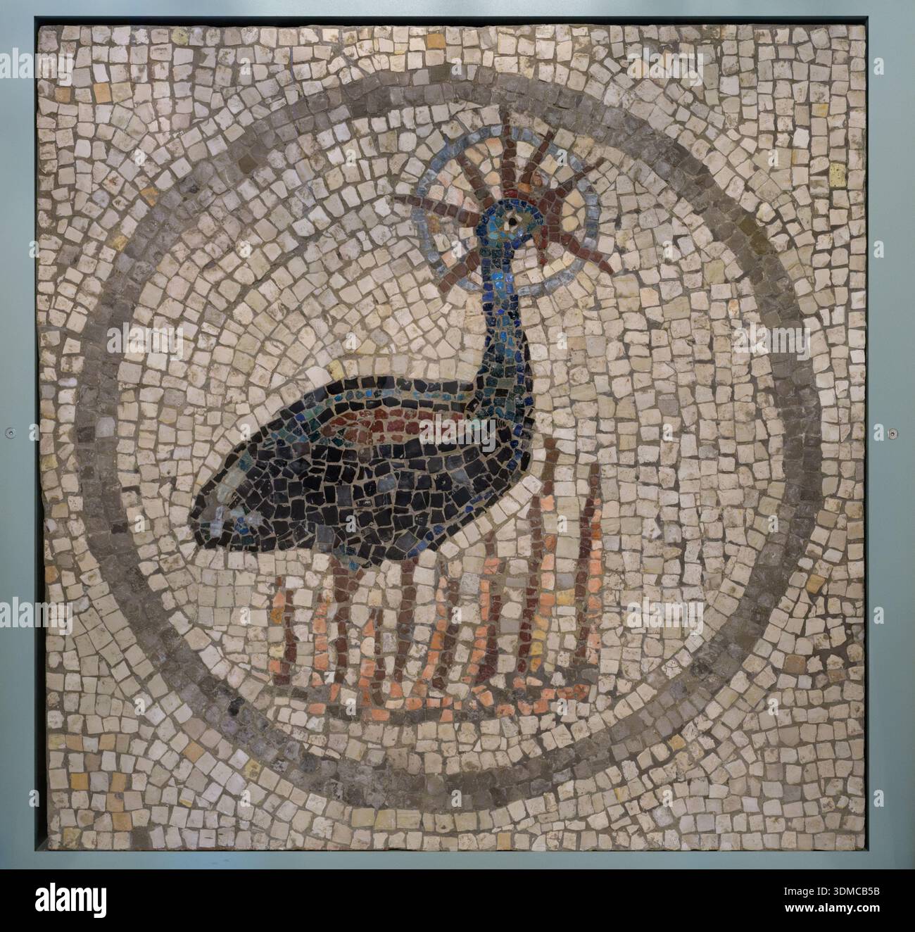 Antico mosaico romano di un uccello Fenice con un alone, simbolo della risurrezione. Museo Archeologico Nazionale di Aquileia, Italia. Foto Stock
