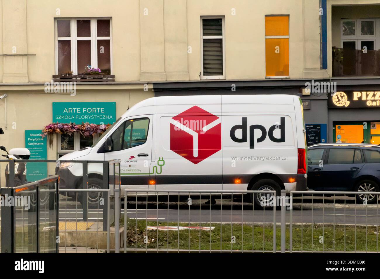 Poznan, Polonia - 18 novembre 2025: Furgone commerciale bianco DPD parcheggiato in una città, con il suo logo aziendale, che simboleggia l'efficiente spedizione dei pacchi e. Foto Stock