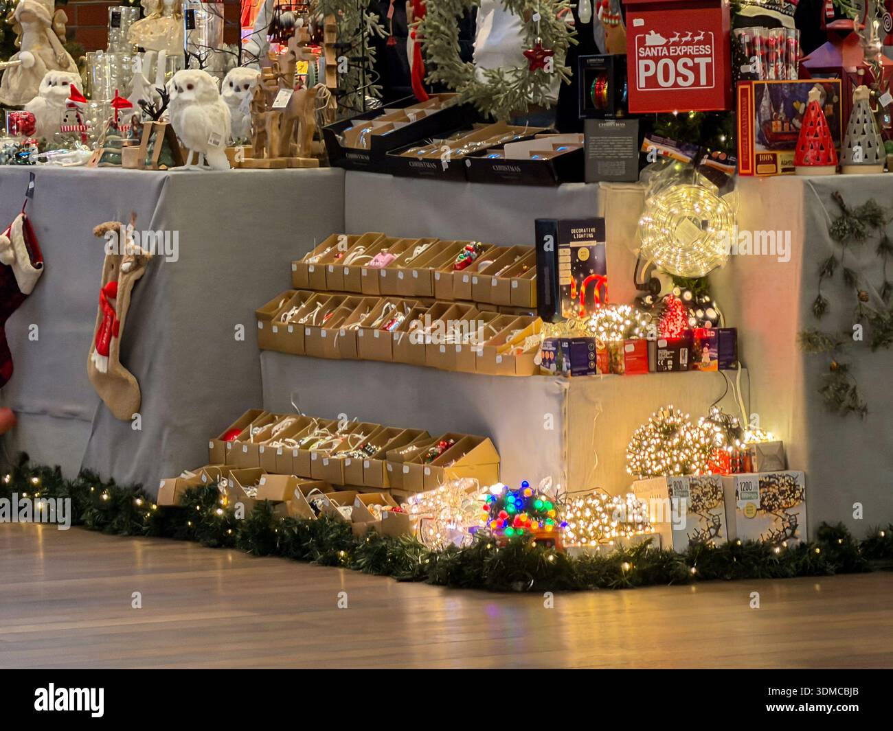 Poznan, Polonia - 18 novembre 2025: Vetrina natalizia con illuminazione decorativa, vari ornamenti e un Santa Express Post per i mari Foto Stock