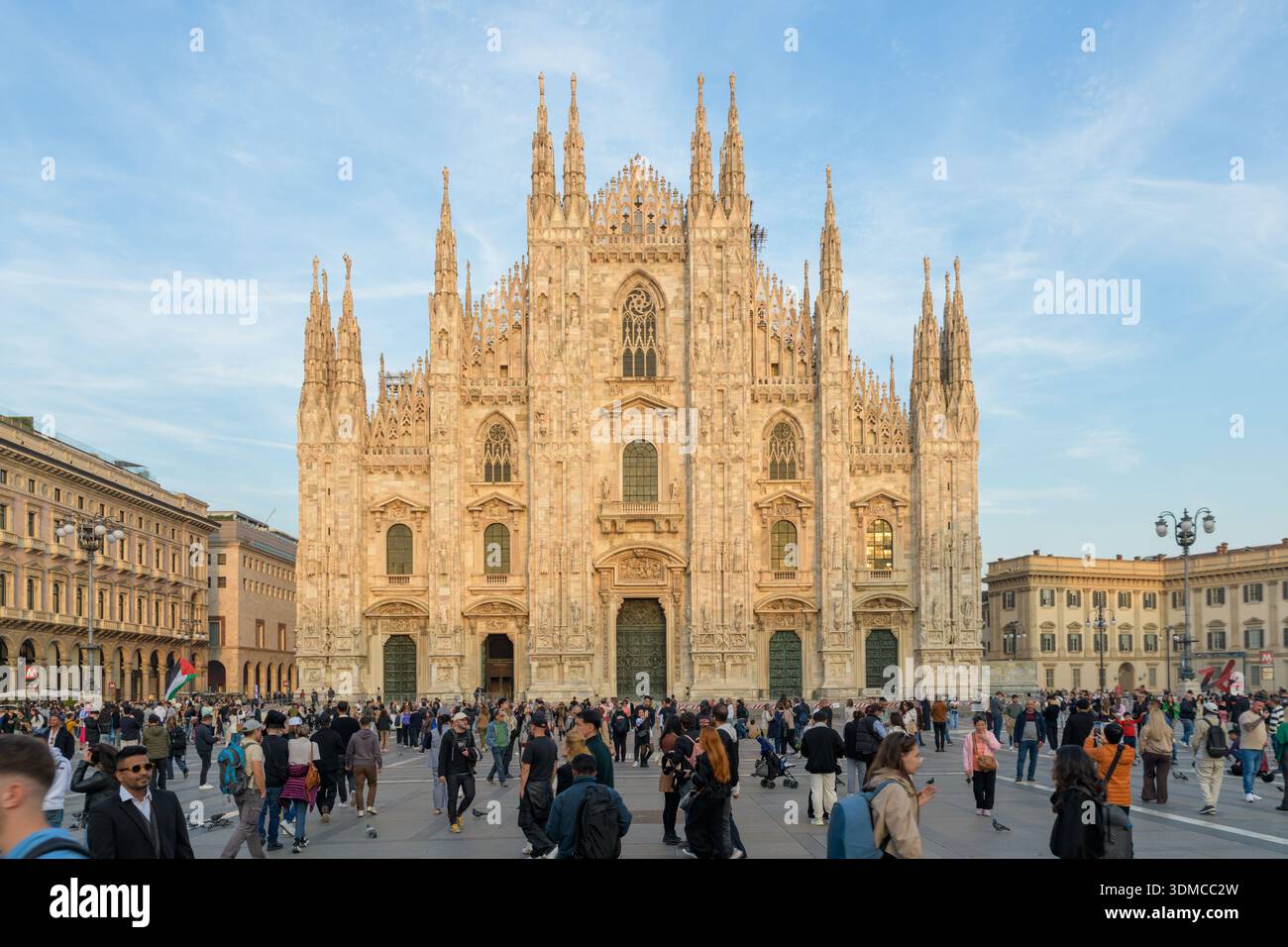 Duomo di Milano in Piazza del Duomo, Milano, Italia. Iconica architettura gotica con facciata in marmo bianco e guglie in blu chiaro Foto Stock