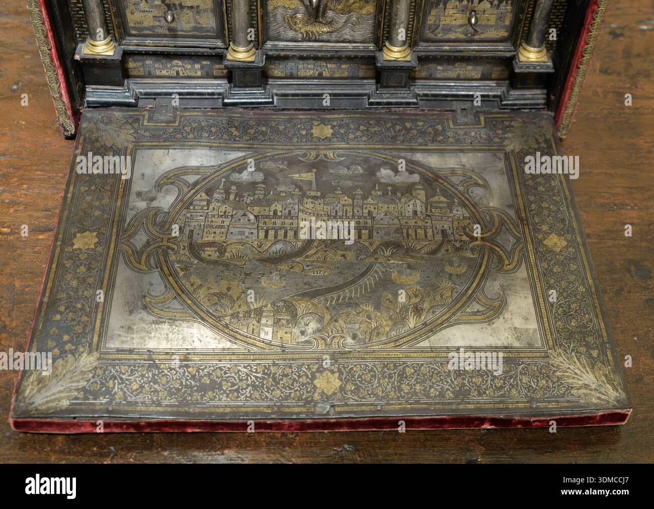 Scena della città damascita su un armadio in ferro milanese del XVI secolo, Museo Poldi Pezzoli, Milano, Italia. Inserto in oro e argento sulla parte anteriore in metallo. Foto Stock