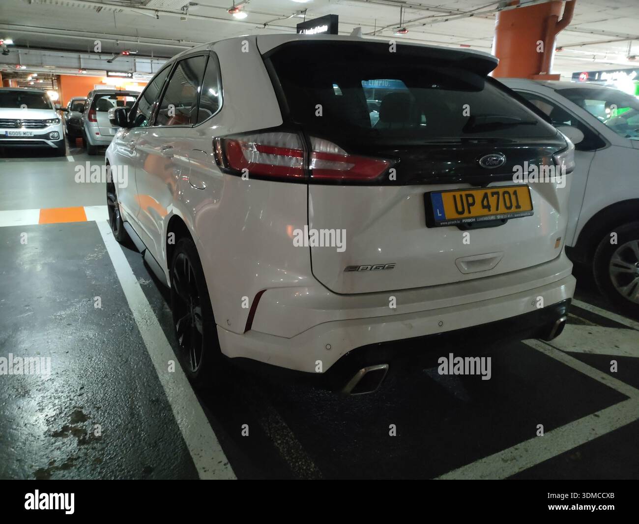 Vista posteriore di un moderno SUV bianco di seconda generazione Ford Edge CD539 del 2015 parcheggiato in un parcheggio sotterraneo di un centro commerciale Foto Stock