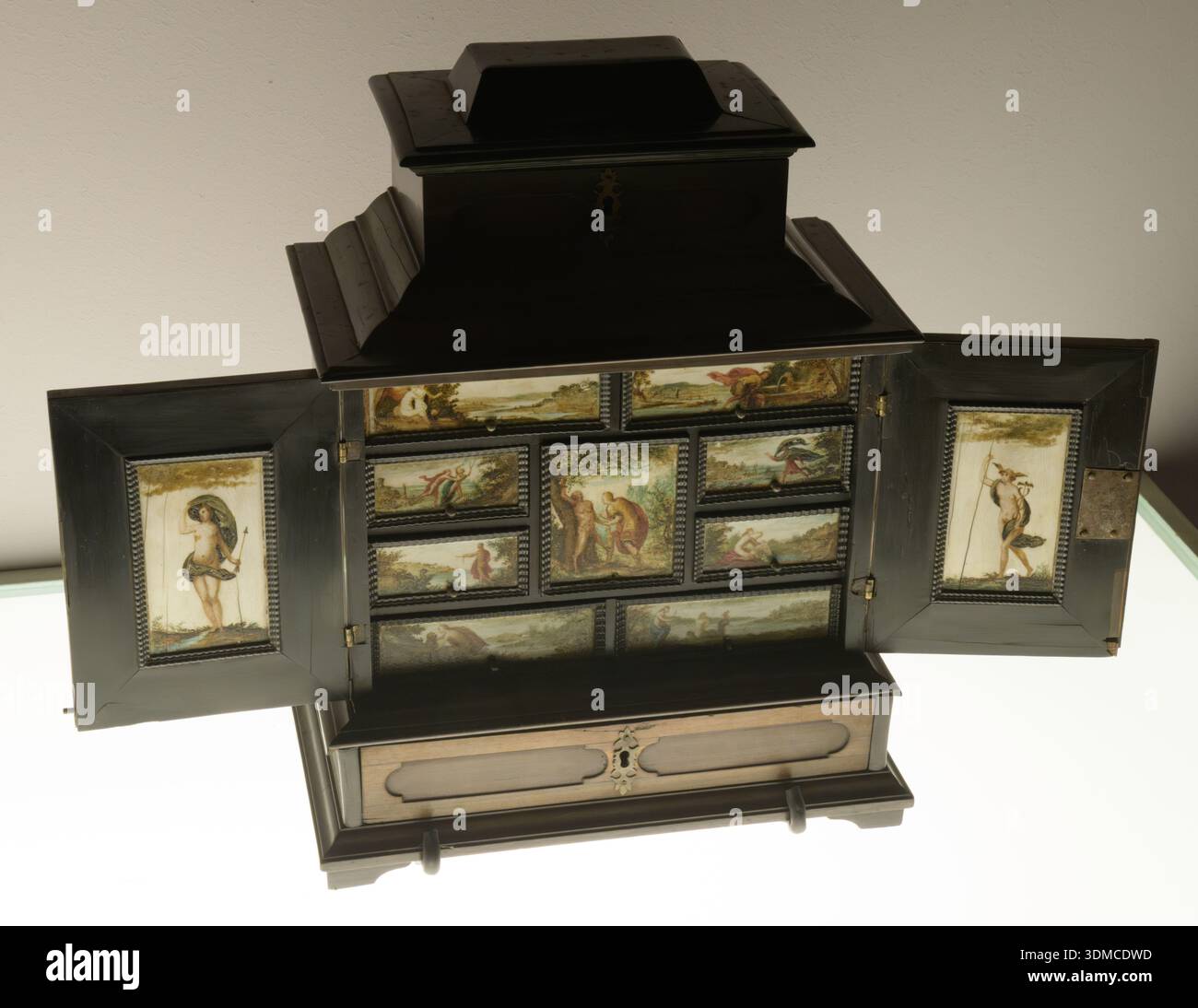 Stipo, circa 1740-1760, impiallacciatura ebony, avorio e vernice, carta marmorizzata, castello Sforzesco, Milano. Foto Stock