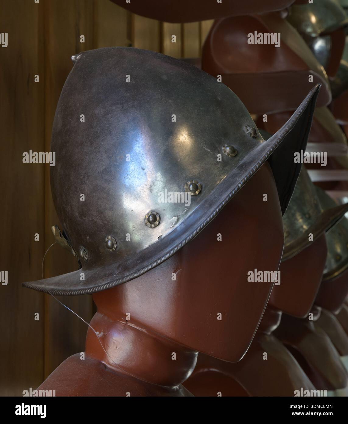 Un casco morion del XVI-XVII secolo, un casco da combattimento a faccia aperta originario della Spagna. Esposto al Castello Sforzesco di Milano. Foto Stock