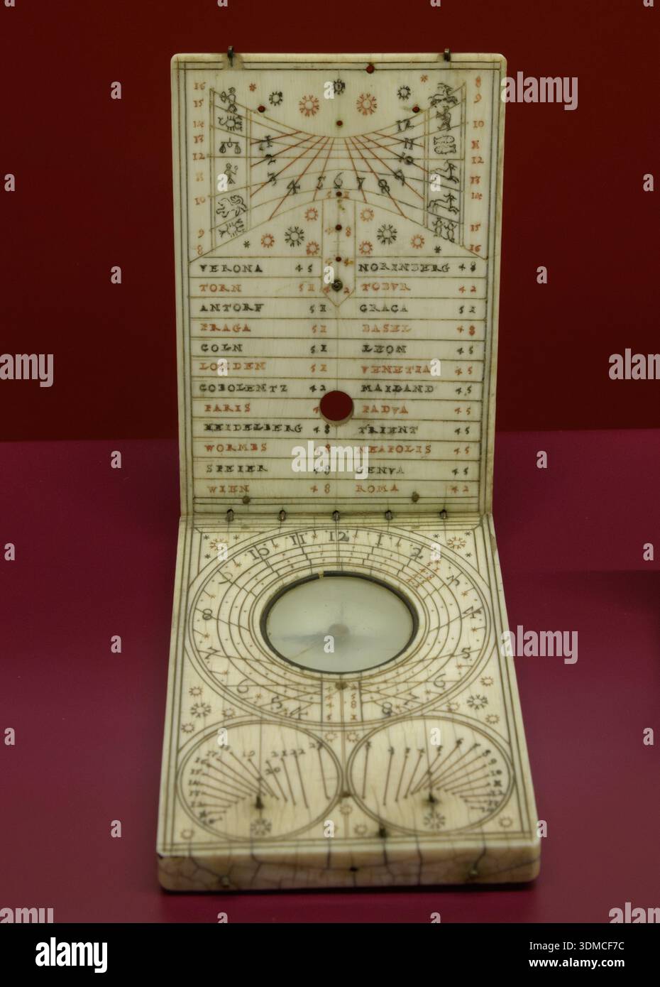 Quadrante con dittico Ivory, una meridiana portatile e bussola del primo periodo moderno, popolare in Europa. Ospitato al Castello Sforzesco di Milano. Foto Stock