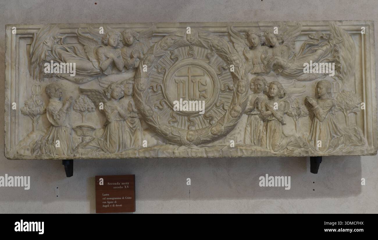 Monogramma di Cristo tra angeli e due devoti di Domenico Gaggini, seconda metà del XV secolo, marmo. Castello Sforzesco, Milano. Foto Stock