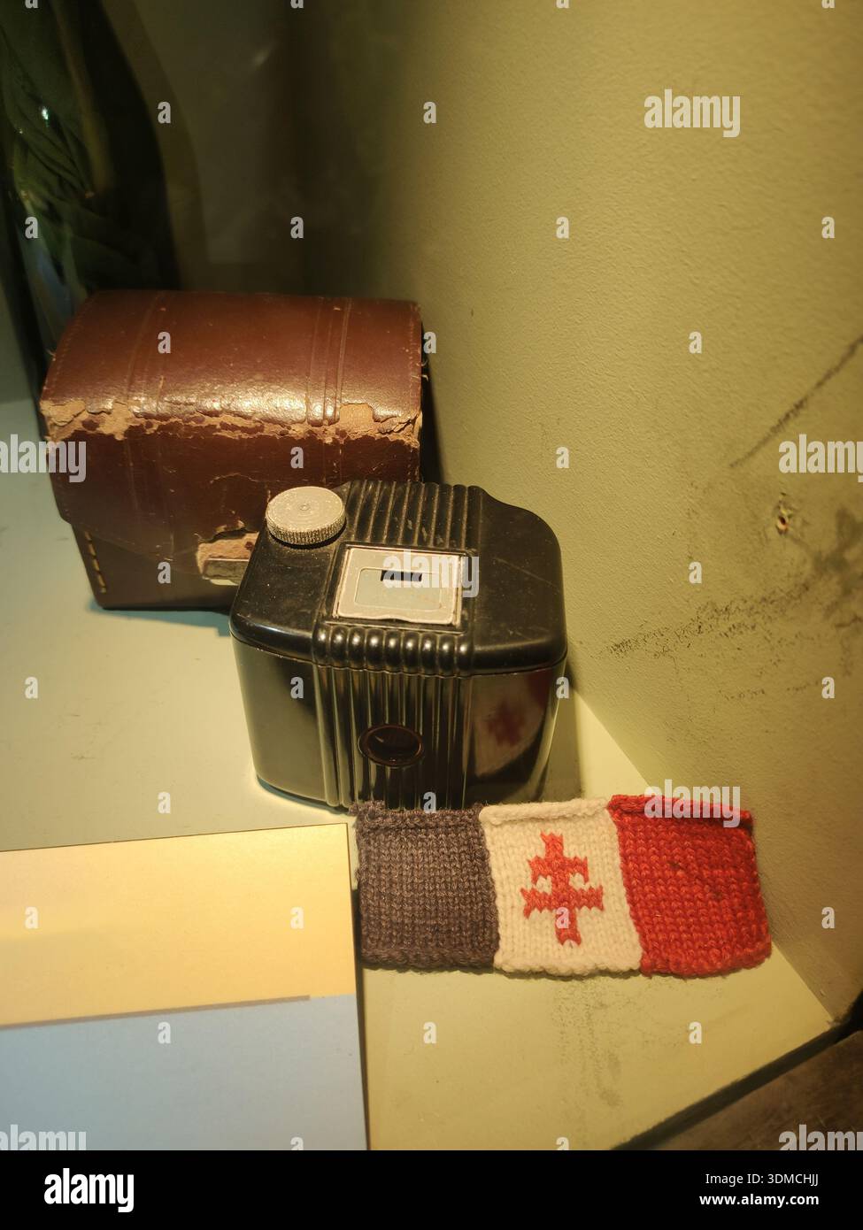 Dettaglio di una vecchia fotocamera compatta in plastica baqualite nera quadrata e compatta. Ovviamente si tratta di una bobina analogica con pellicola sensibile alla luce. Foto Stock