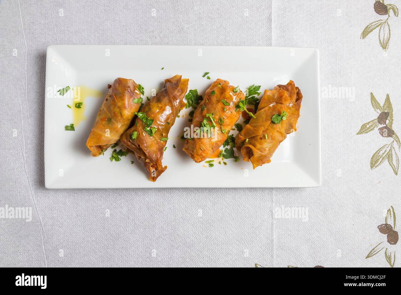 Rotoli di cavolo greci su un piatto in una taverna. Foto Stock