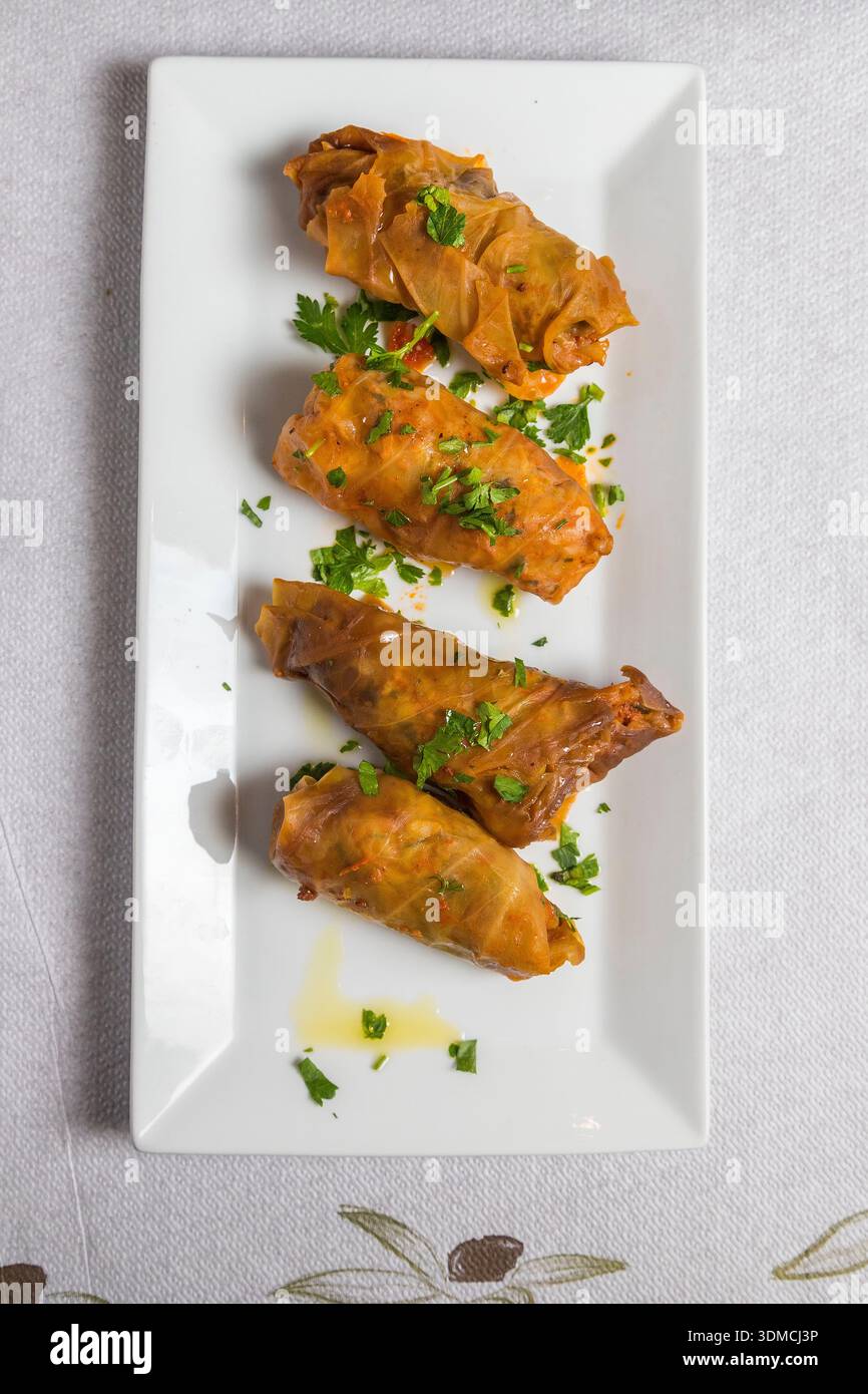 Rotoli di cavolo greci su un piatto in una taverna. Foto Stock