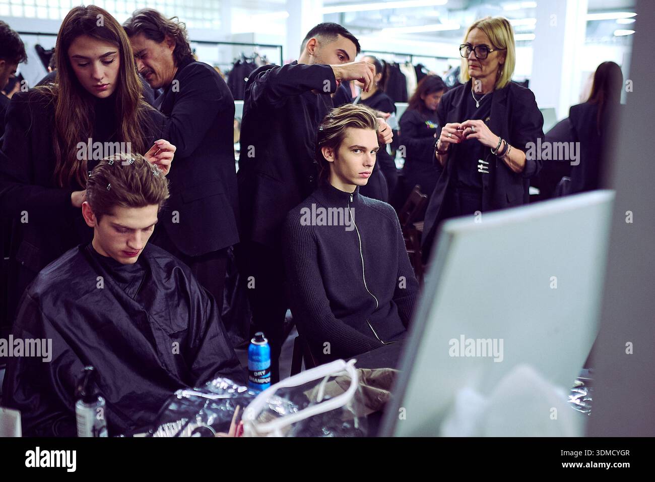 Milano, Italia – 19 gennaio 2026: I parrucchieri lavorano sul backstage di diverse modelle prima della sfilata di moda David Catalano durante la Milano Fashion Week Foto Stock