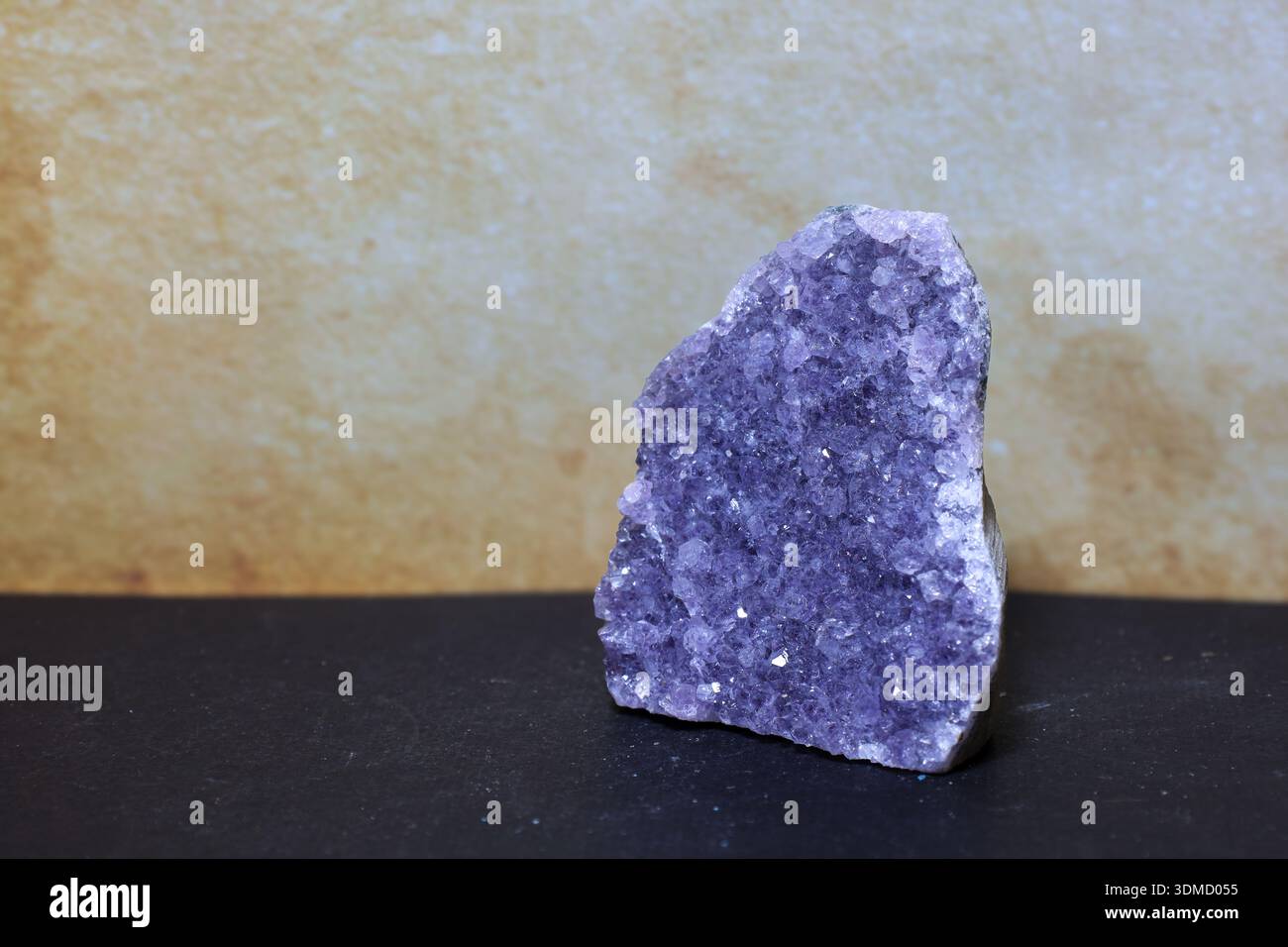Ammasso di ametista grezzo verticale con struttura cristallina viola profonda e texture naturale. Foto Stock