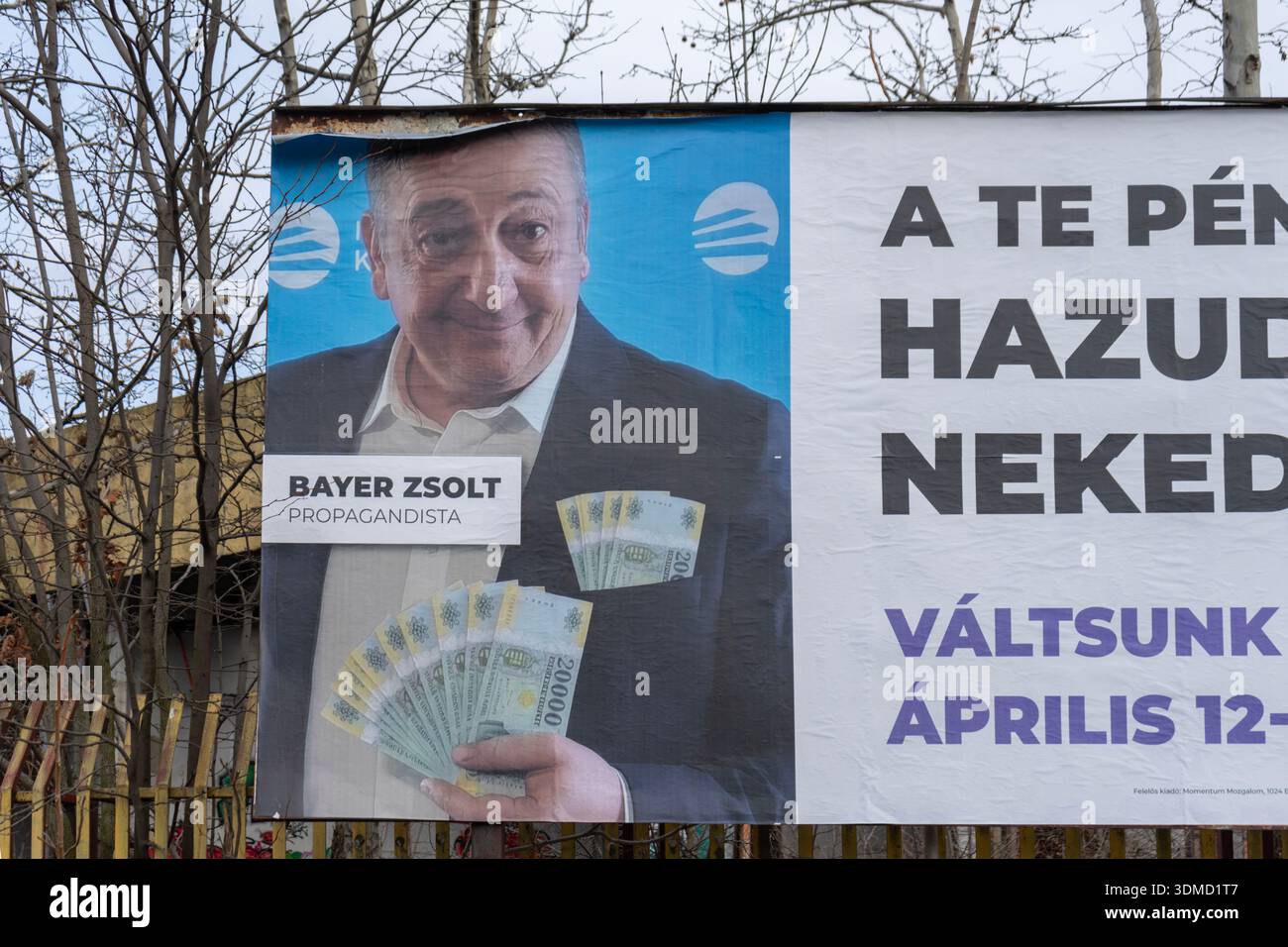 Poster critico di Fidesz che mostra Zsolt Bayer etichettato "propagandista" con lo slogan "They Lie With Your Money" durante la campagna ungherese del 12 aprile. Foto Stock