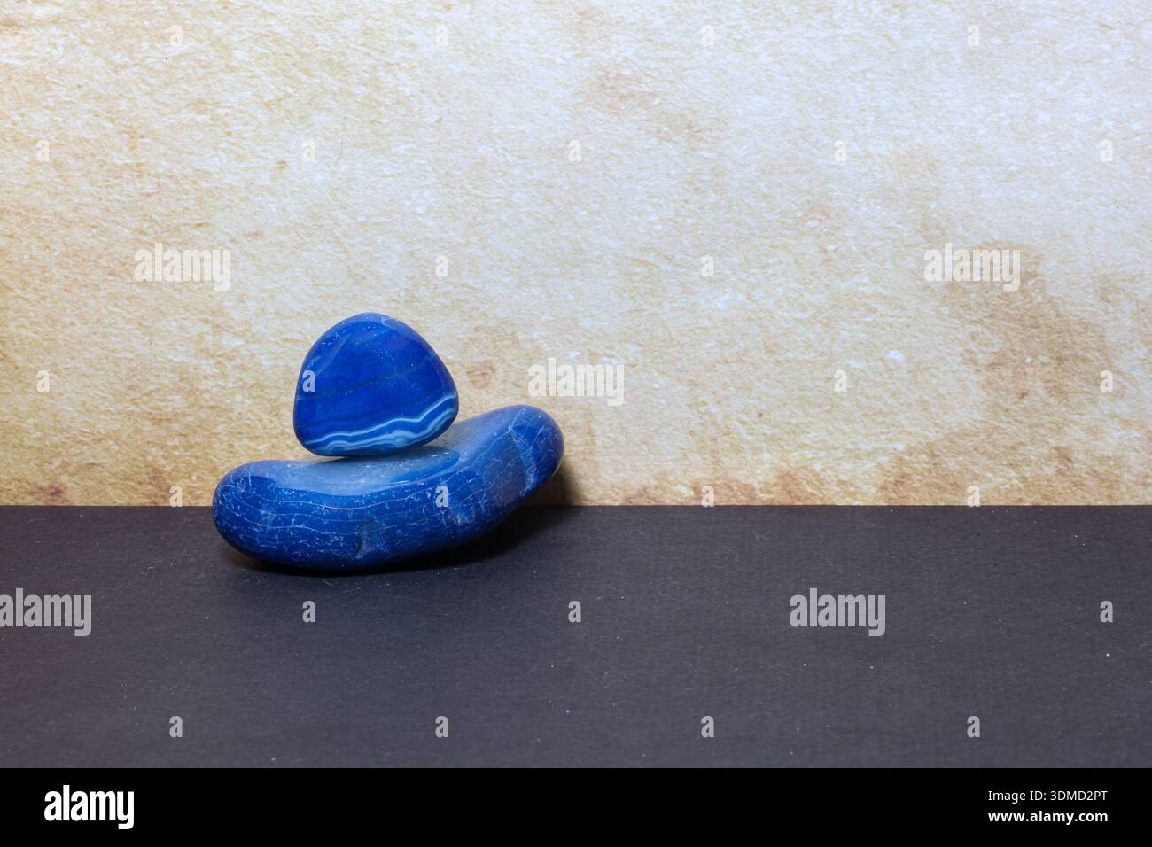 Pietre di agata blu rotolate per guarigione ed equilibrio Foto Stock