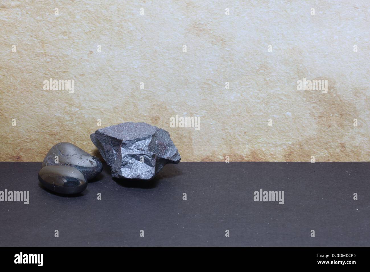 Cristalli di ematite in forma grezza e lucida Foto Stock