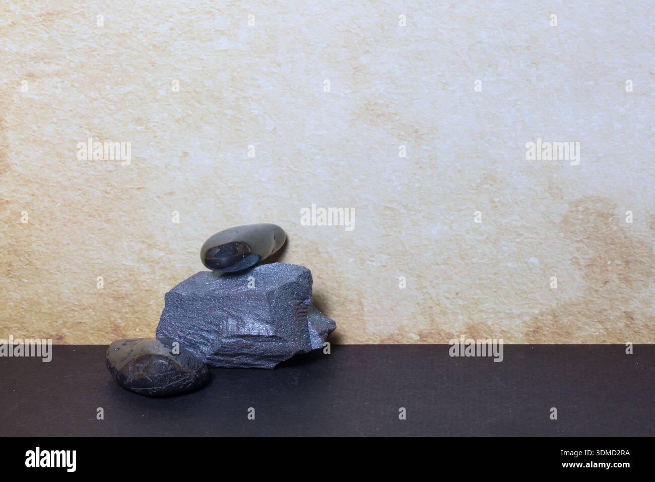 Pile di cristalli di ematite naturale che combinano texture ruvide e lucide, perfette per il benessere, la grafica dei prodotti o temi geologici. Foto Stock