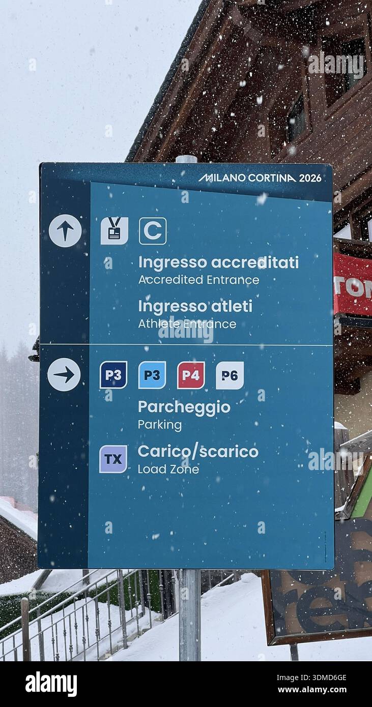 Livigno, Italia - 4 febbraio 2026: Cartello direzionale Milano Cortina 2026 per l'ingresso, il parcheggio e la zona di carico dell'atleta accreditato durante le nevicate Foto Stock