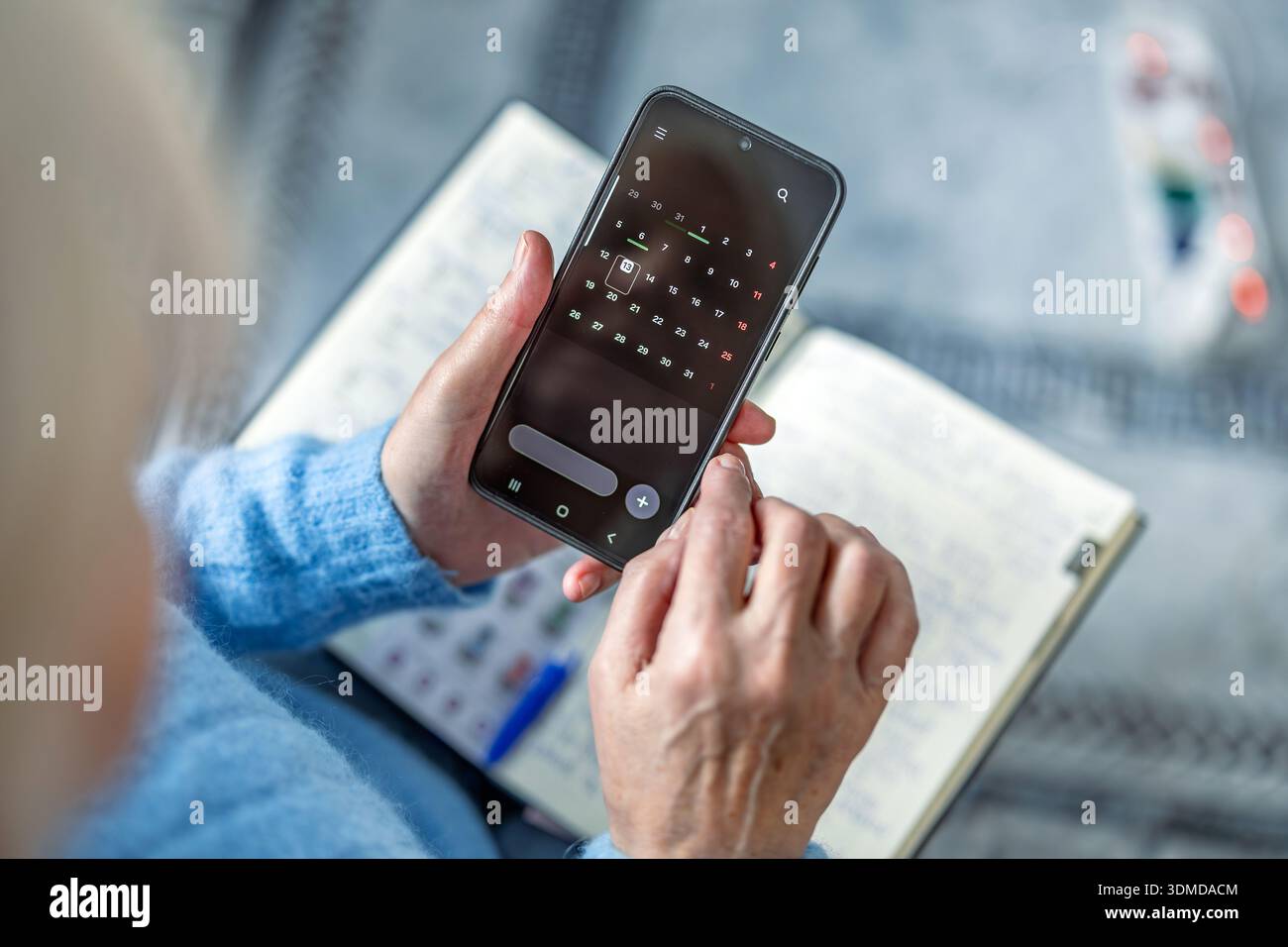 Donna anziana che usa il cellulare a casa, primo piano delle mani Foto Stock