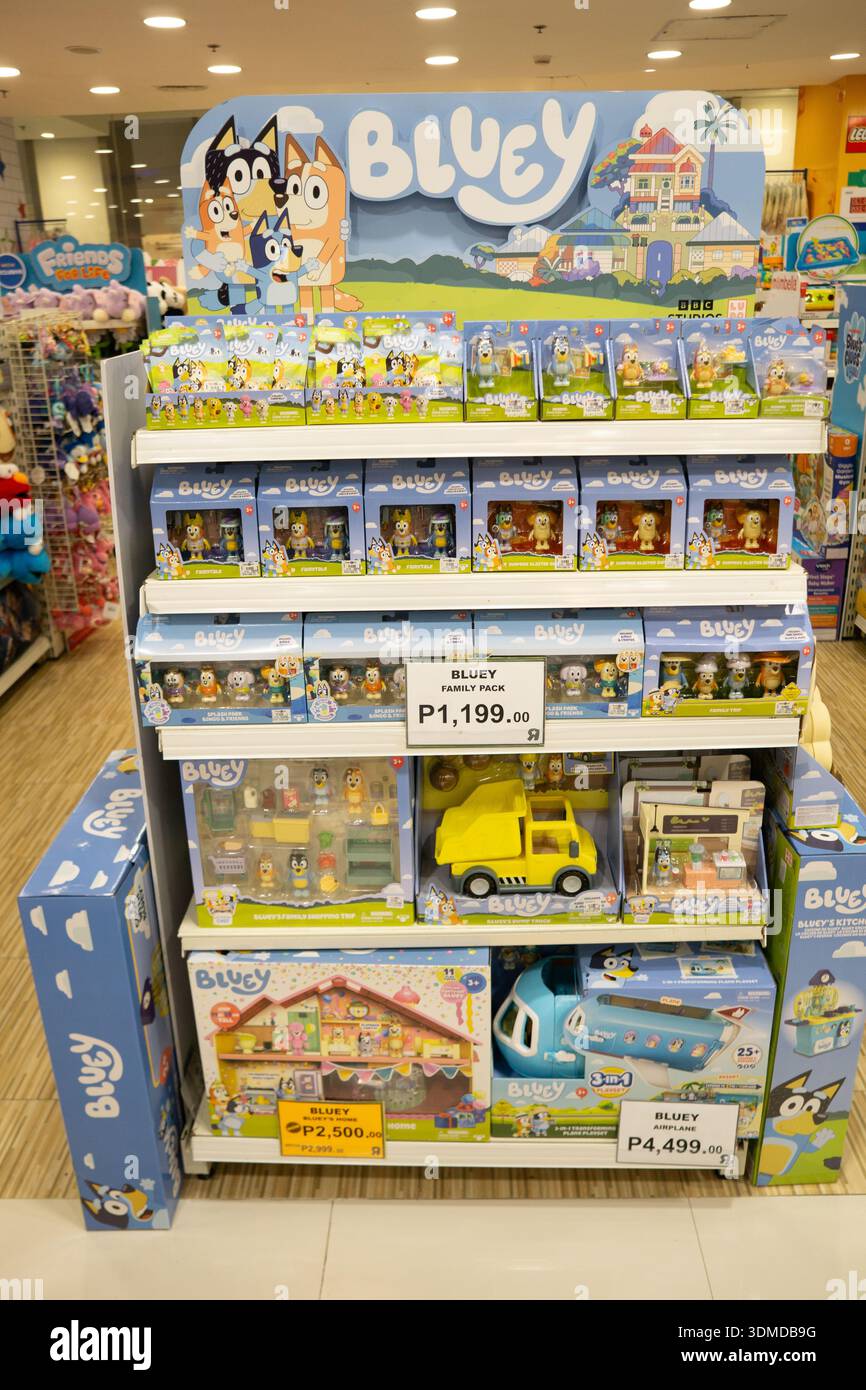 I giocattoli dei personaggi Bluey esposti in vendita nella moderna sezione dei giocattoli dei grandi magazzini di Cebu City Filippine riflettono le tendenze globali della vendita al dettaglio dei bambini. Foto Stock