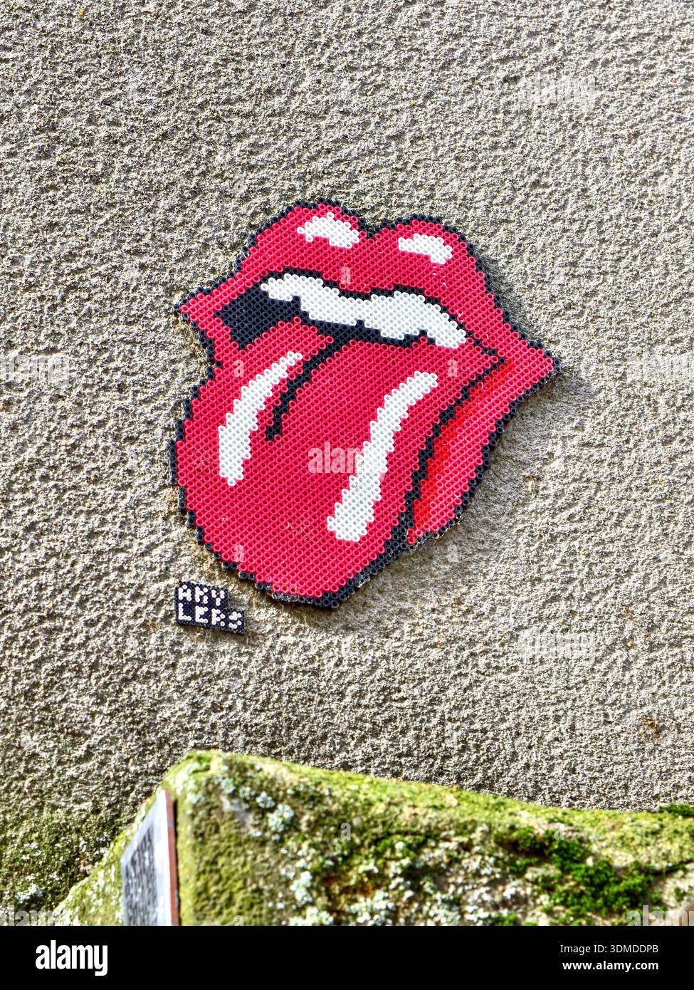 Rolling Stones 'Hot Lips' Street art realizzata con piccoli tubi di plastica - Tours, Indre-et-Loire (37), Francia. Foto Stock