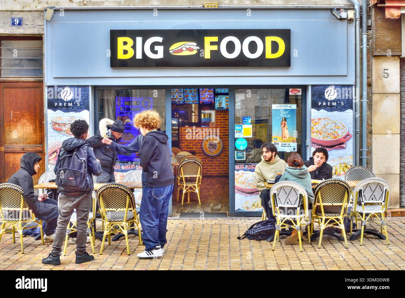 Gruppi di studenti all'ora di pranzo sedevano fuori da un ristorante fast food "Big Food" - Tours, Indre-et-Loire (37), Francia. Foto Stock