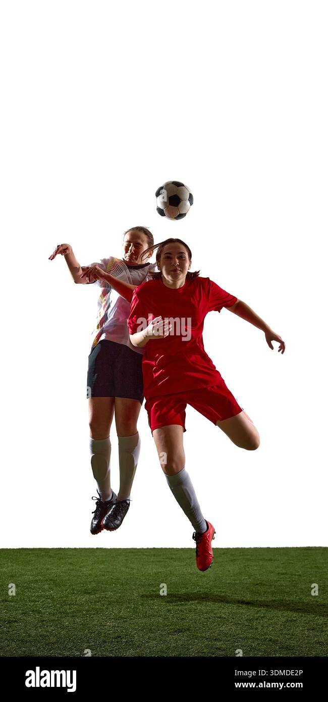 Giocatrici di calcio che saltano a palla da competizione in duello aereo. Foto Stock