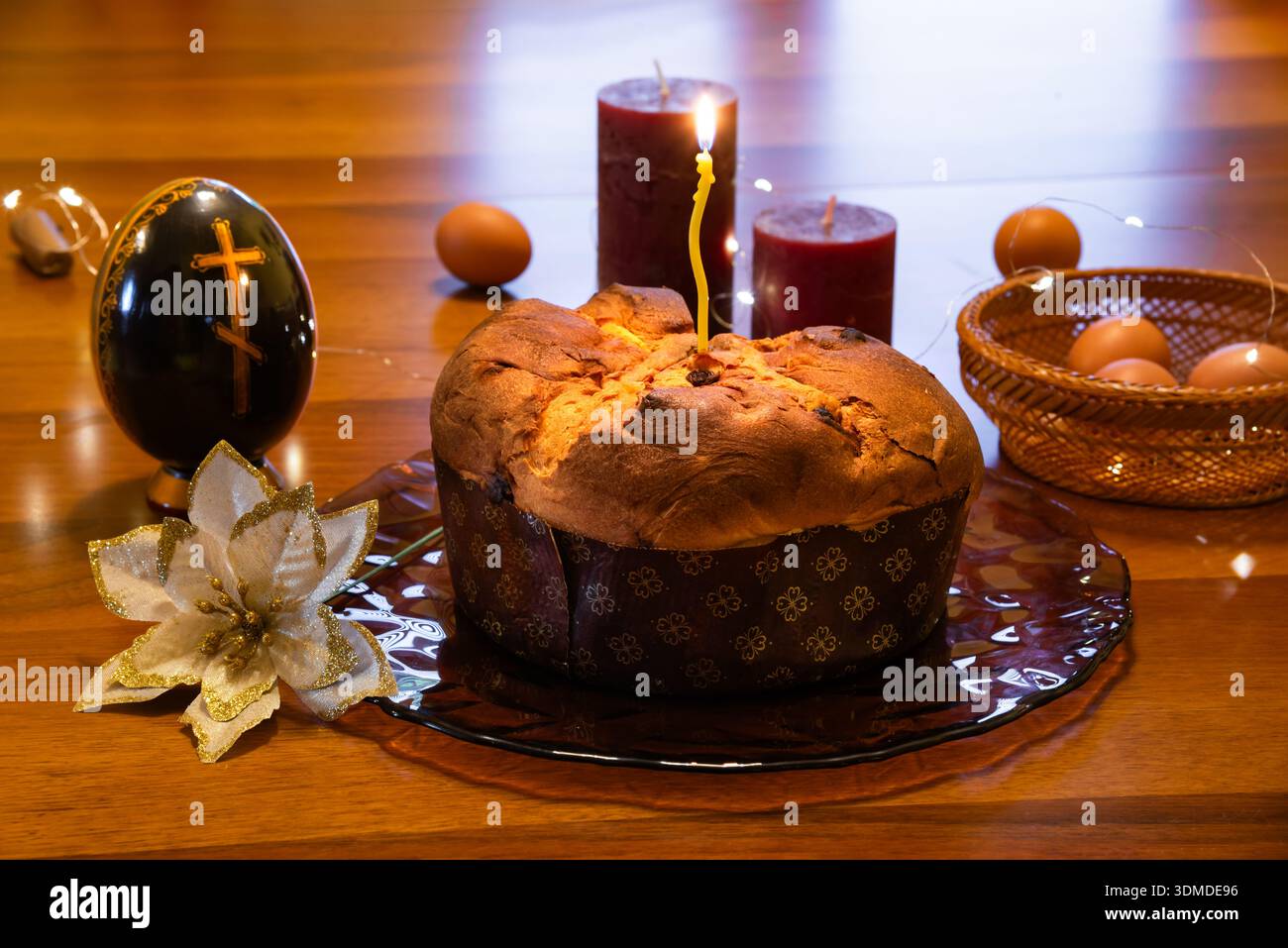Cibo e decorazioni pasquali ortodosse. Torte e uova di Pasqua. Foto Stock