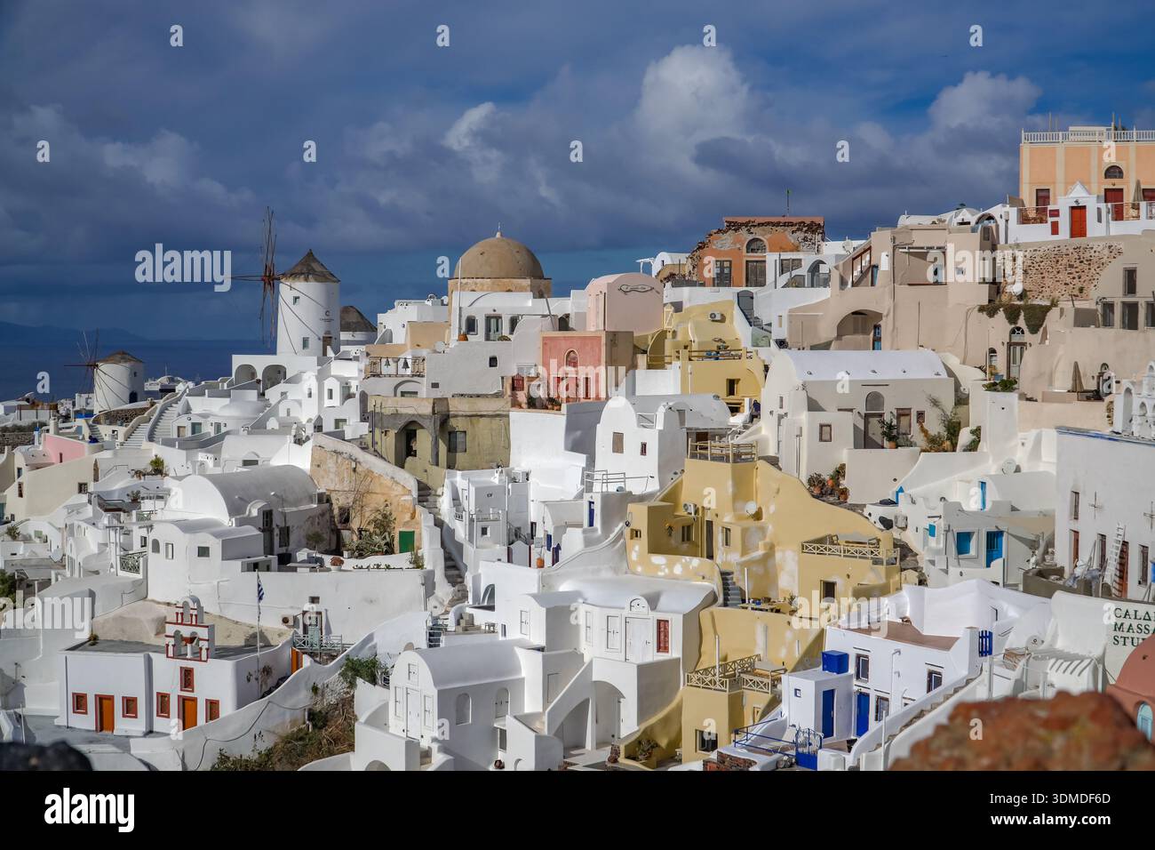 Oia, Apano Meria o Pano Meria. Le tradizionali case bianche delle Cicladi, le cupole e gli storici mulini a vento che si affacciano sul Mar Egeo, Santorini viaggia. Foto Stock