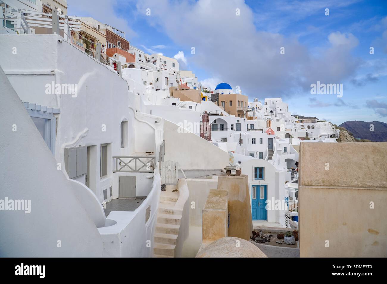 Oia, Apano Meria o Pano Meria. Iconica architettura delle Cicladi imbiancata aggrappata alla scogliera dell'isola di Santorini, in Grecia. Foto Stock