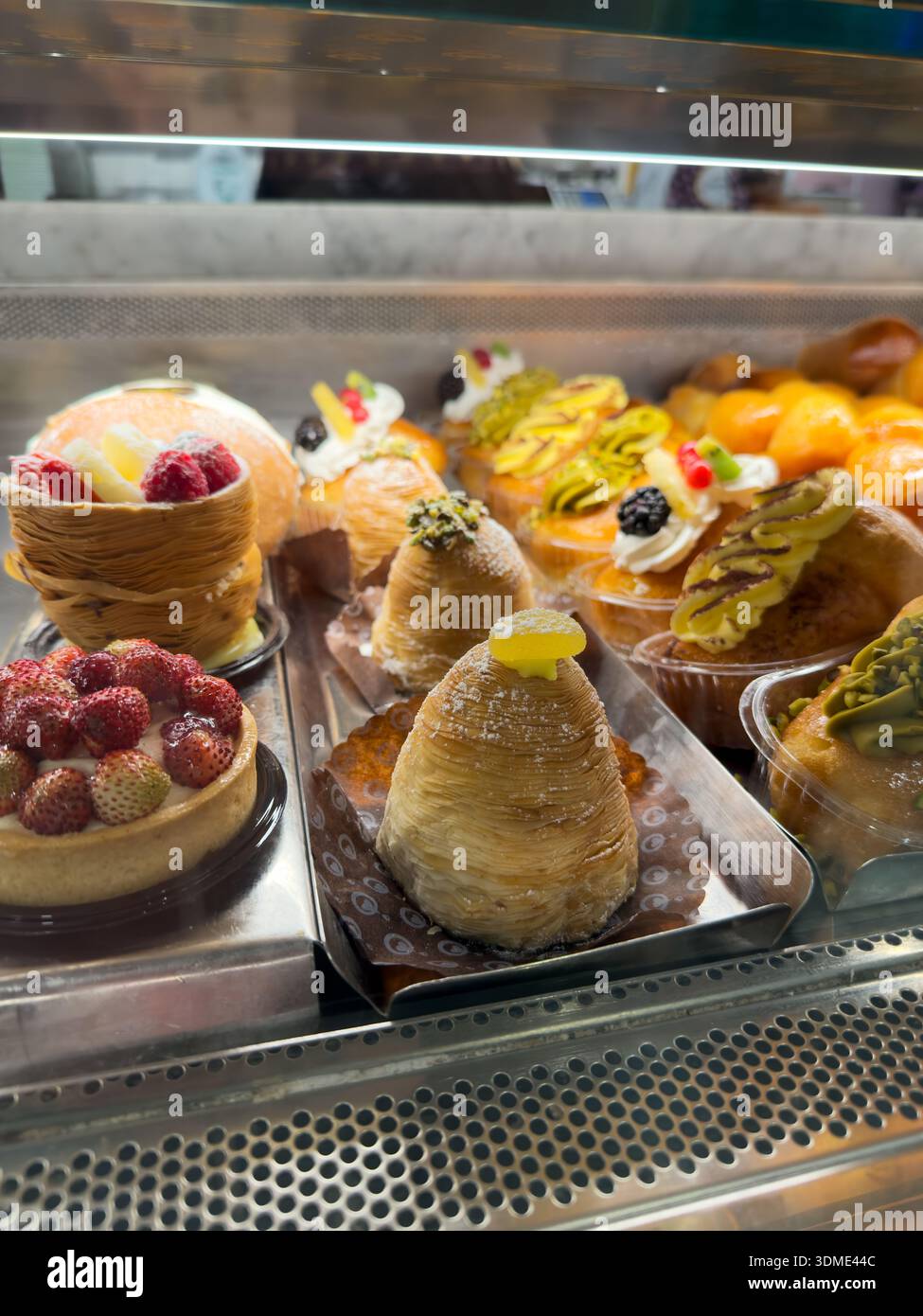 Vetrina con dolci italiani: Sfogliatella, rum baba con panna montata e crostate con panna bianca e fragole. Concetto di tradizionale italiano de Foto Stock
