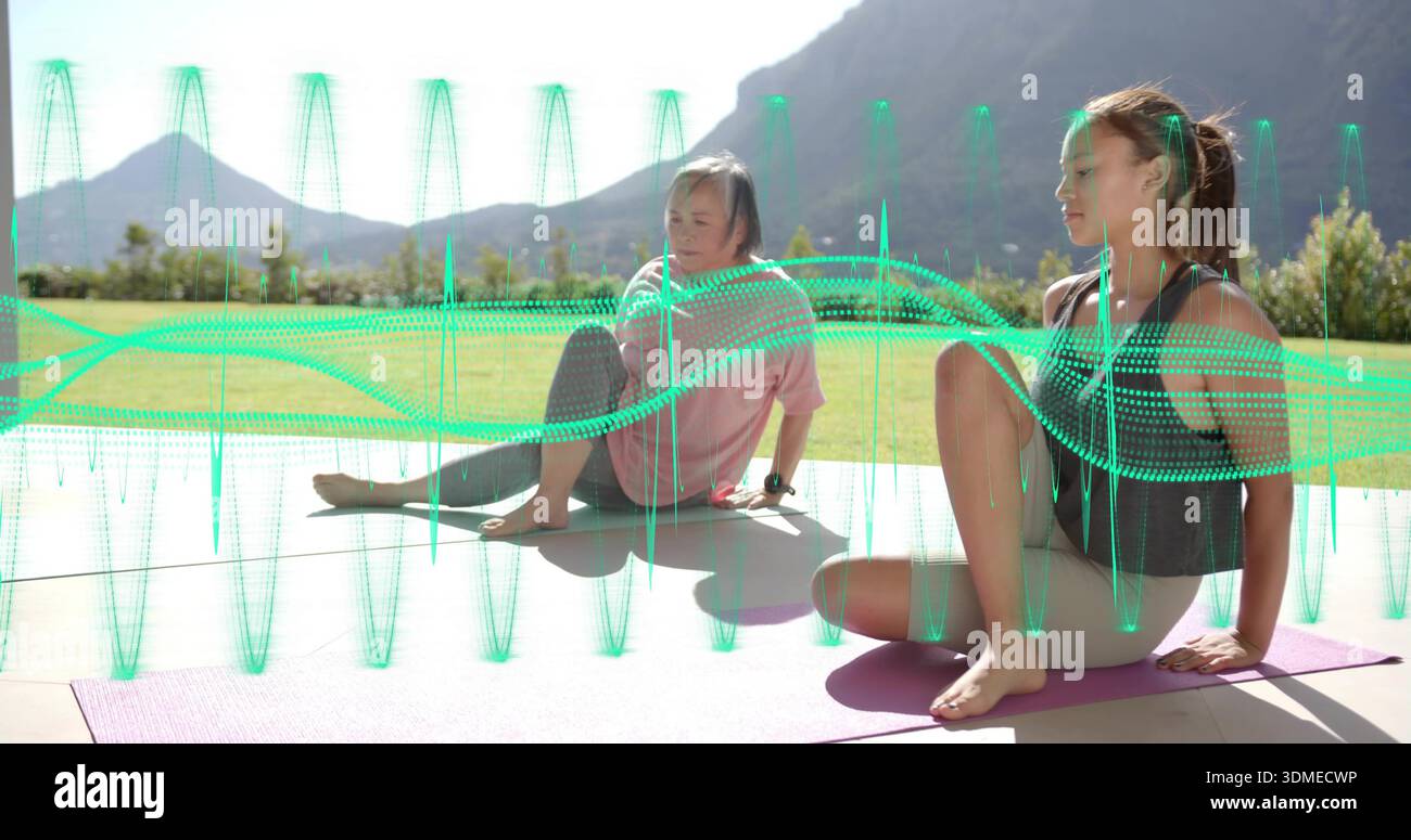 Mamma e adolescenti che si allungano sul patio soleggiato, indossano abbigliamento sportivo, tappeti viola, orologio, forma d'onda verde Foto Stock