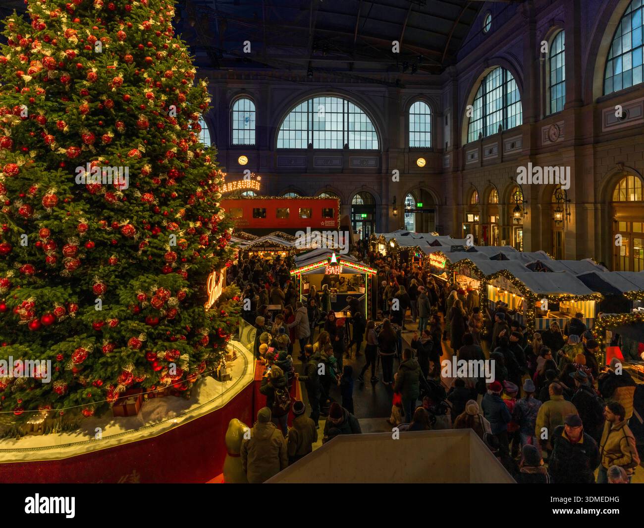 Fiera di Natale alla stazione centrale di Zurigo Foto Stock