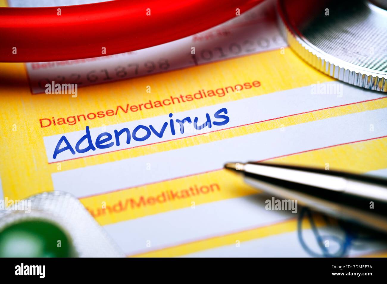 Modulo di riferimento medico con diagnosi di adenovirus, fotomontaggio Foto Stock