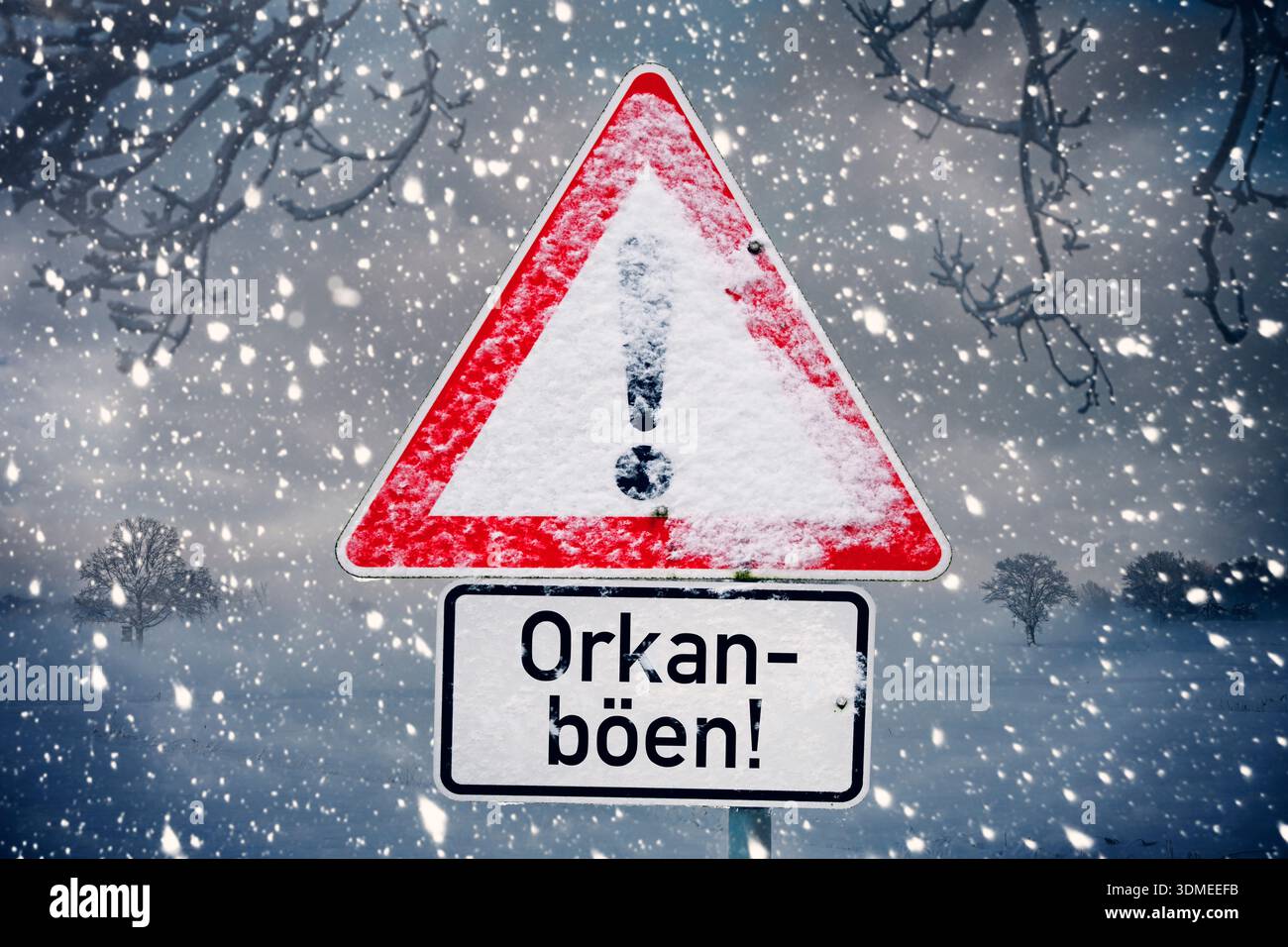 Insegna ricoperta di neve con punto esclamativo e le parole "vento forzato", fotomontaggio Foto Stock
