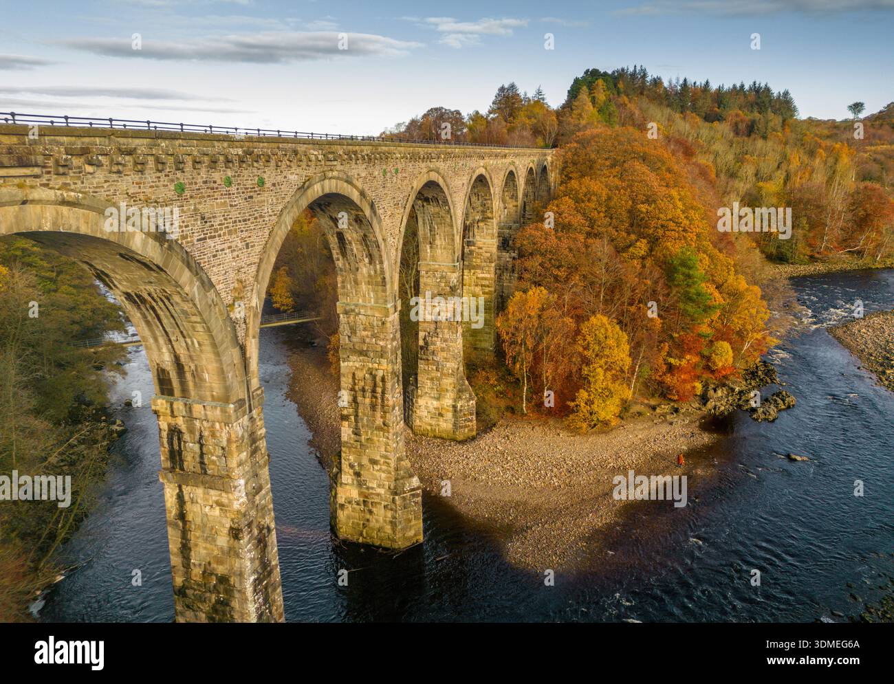 Lambley Viaduct a cavallo del fiume South Tyne nel Northumberland, in una giornata limpida in autunno, preso dal drone Foto Stock