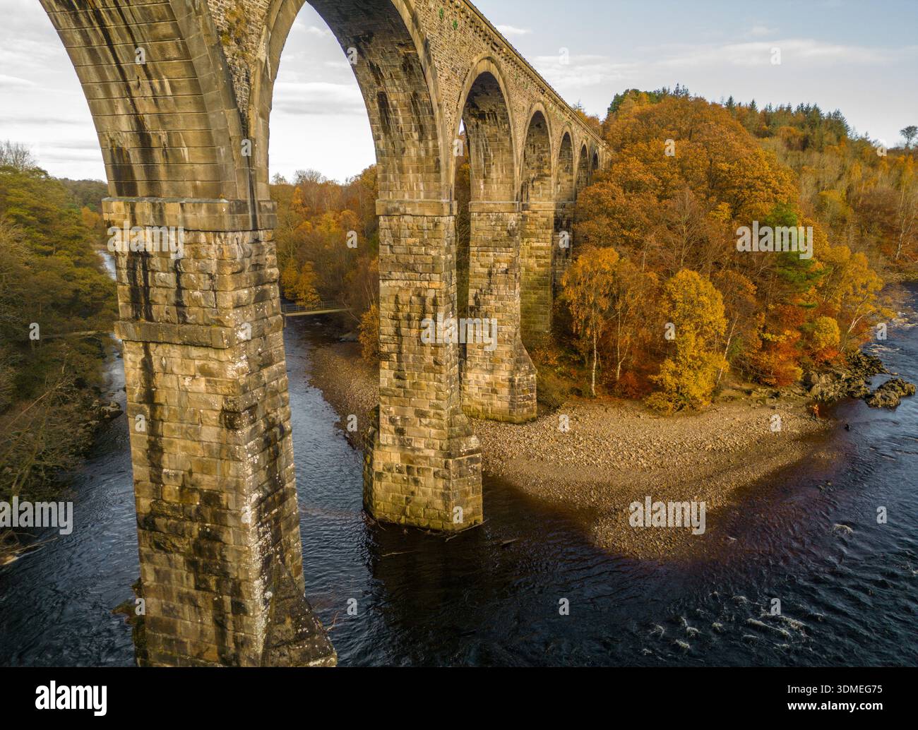 Lambley Viaduct a cavallo del fiume South Tyne nel Northumberland, in una giornata limpida in autunno, preso dal drone Foto Stock