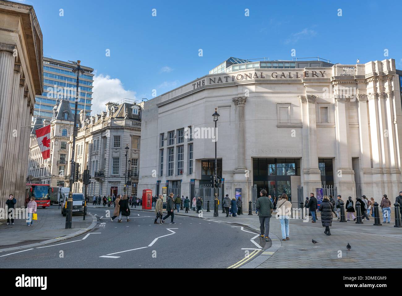 Vista esterna dell'entrata della Sainsbury Wing della National Gallery, Trafalgar Square, Londra, Inghilterra Foto Stock