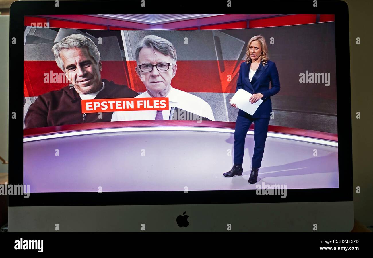 La presentatrice televisiva della BBC Sophie Raworth presentatrice di notizie di Epstein Files sullo schermo del computer 4 febbraio 2026 Londra Inghilterra Regno Unito Foto Stock