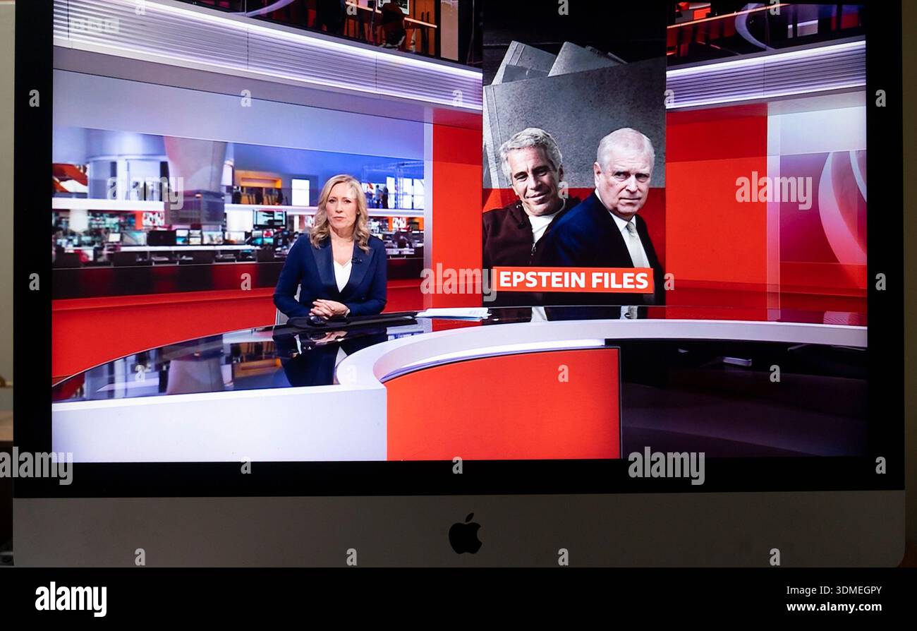 La presentatrice televisiva della BBC Sophie Raworth presentò le notizie di Epstein Files sullo schermo del computer 4 febbraio 2026 Londra Inghilterra Regno Unito Foto Stock