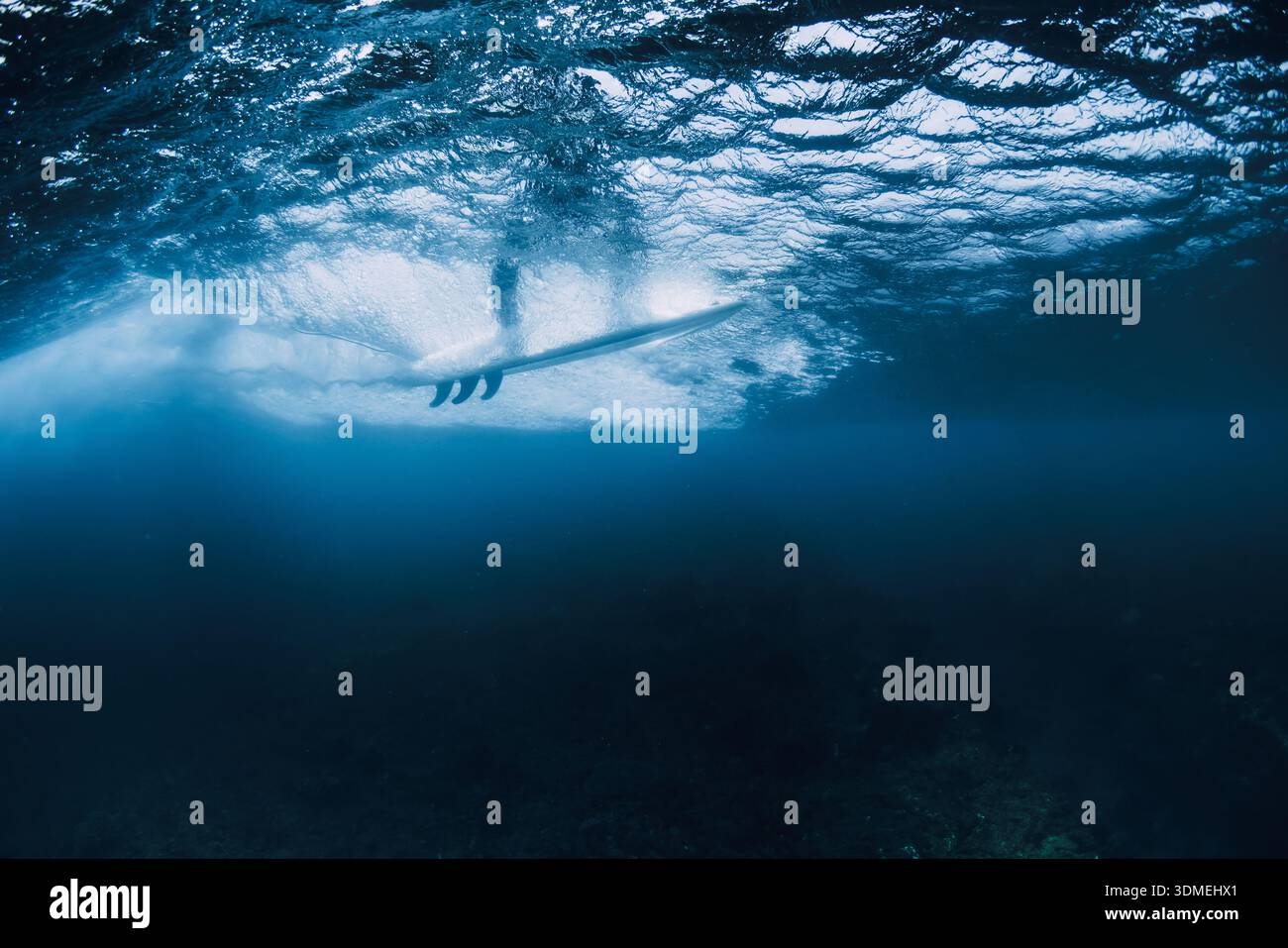 Vista subacquea dell'onda del surfista con tavola da surf Foto Stock
