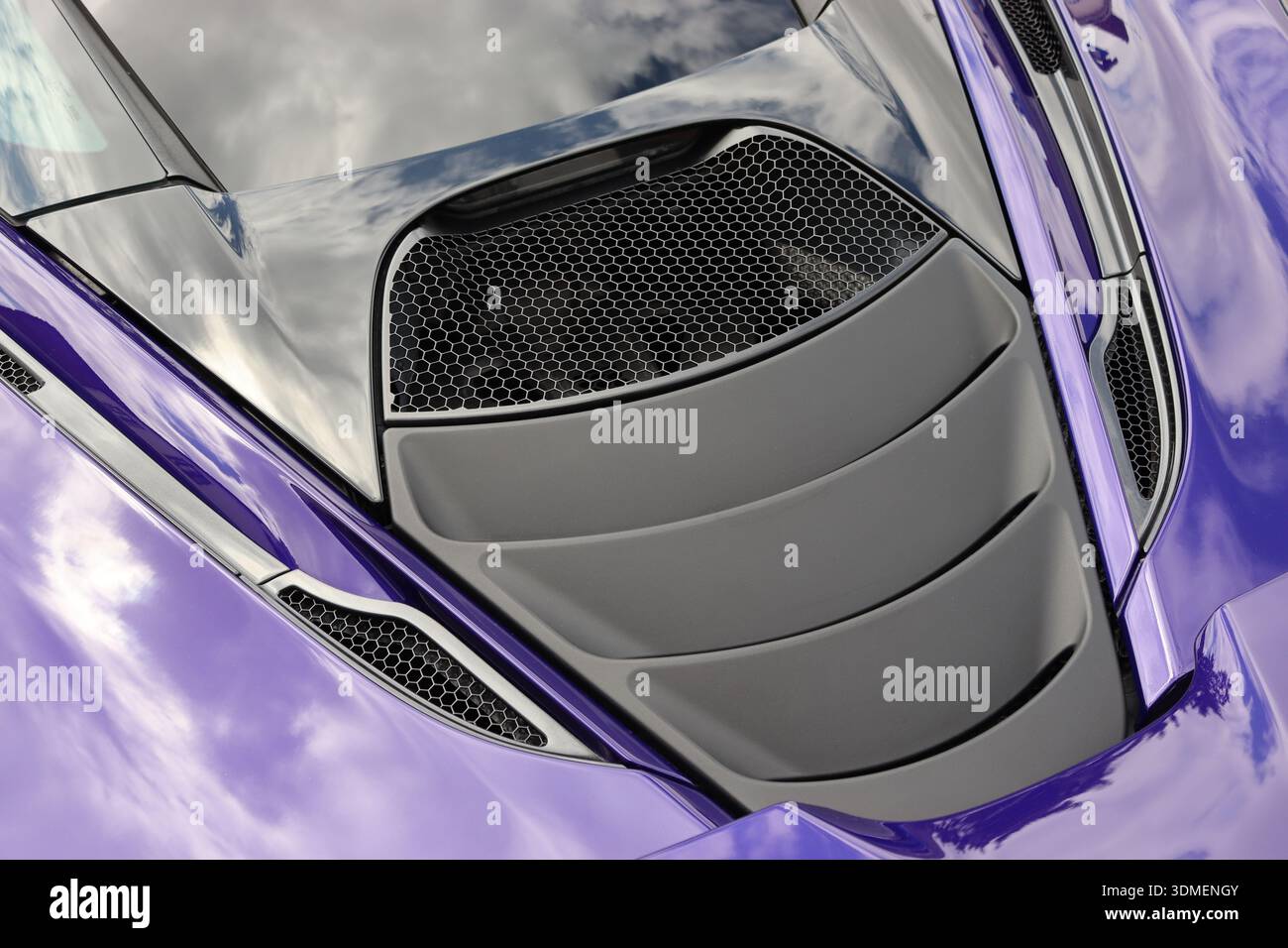 Il coperchio del motore e la carrozzeria posteriore di una supercar McLaren 720S esposta in occasione di un evento di auto d'epoca del centro città. Foto Stock